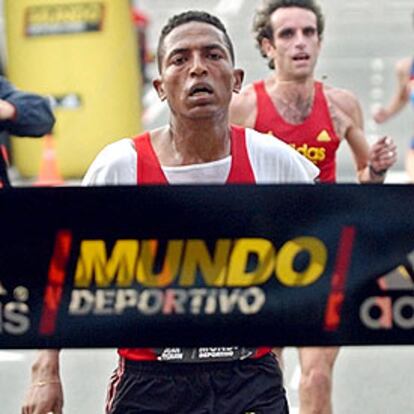 Zersenay Tadesse llega vencedor en la Jean Bouin.