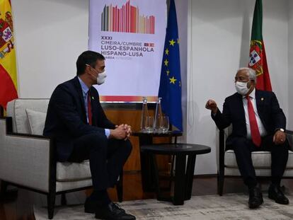 El presidente del Gobierno, Pedro Sánchez, y el primer ministro de Portugal, Antonio Costa, durante una reunión mantenida, en la Alameda de Santo André, Guarda, (Portugal) durante la la XXXI Cumbre Luso-Española.