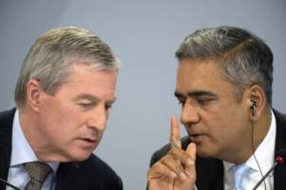 Anshu Jain (d) y Jürgen Fitschen, los copresidentes del primer banco alemán, Deutsche Bank, ofrecen una rueda de prensa en la que presentaron los resultados de 2013, en Fráncfort (Alemania).