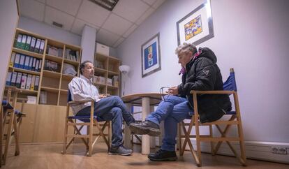 Fernando Marín, presidente de DMD Madrid, atiende a una mujer en una consulta.