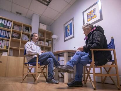 Fernando Marín, presidente de DMD Madrid, atiende a una mujer en una consulta.