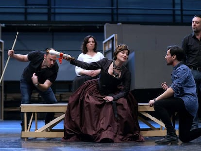 Anna Caterina Antonacci y Leonardo Capalbo, de rodillas, en un ensayo de 'Gloriana'.