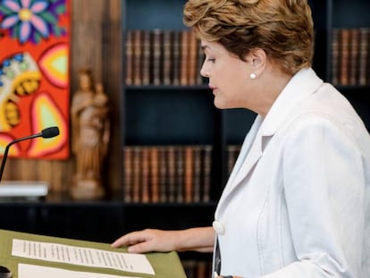 Dilma Rousseff l&ecirc; a carta. 