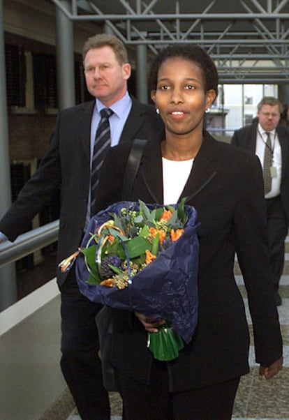 La diputada liberal Ayaan Hirsi Alí llega al Parlamento protegida por guardaespaldas.