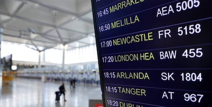 Panel de información sobre las salidas y llegadas de vuelos al Aeropuerto de Málaga-Costa del Sol.