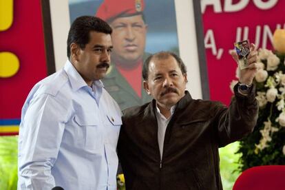 Ortega (d) y Maduro, durante la cumbre del Petrocaribe