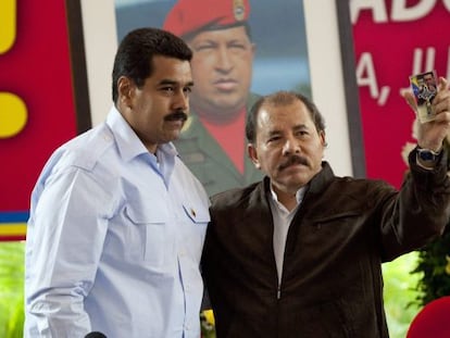 Ortega (d) y Maduro, durante la cumbre del Petrocaribe