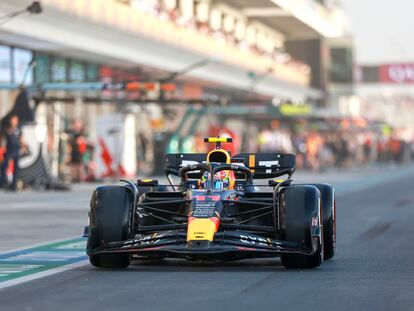 Checo Pérez a bordo de su monoplaza, durante una ronda de práctia previa al Gran Premio de Qatar, este viernes en la ciudad de Lusail.