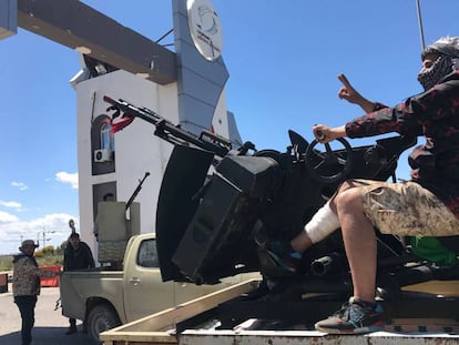 Fuerzas leales al Gobierno libio respaldado por la comunidad internacional vigilan este lunes la entrada al aeropuerto.