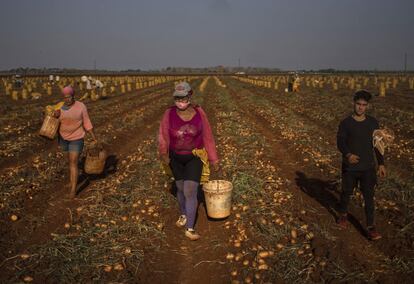 Embora a escassez de bens, alimentos e insumos seja constante na ilha, seu pior momento foi registrado com a queda da União Soviética e dos aliados socialistas, que causou uma redução de 35% no Produto Interno da ilha entre 1990 e 1993.