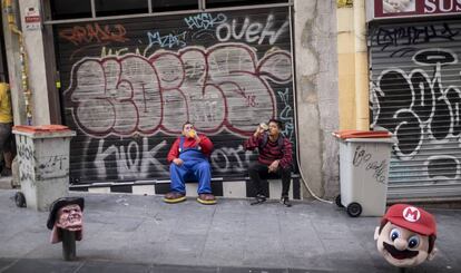 Dos de los trabajadores de la Puerta del Sol, en la calle de Tetuán.