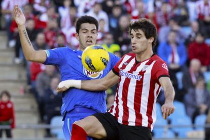 Miku y Javi Martínez pugnan por el balón.