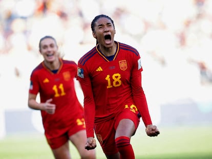 Salma Paralluelo celebra el segundo gol de la selección española.