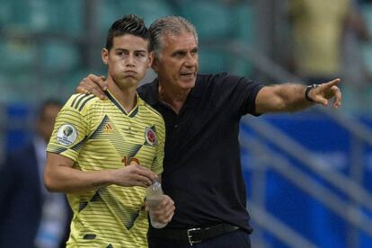 Carlos Queiroz le da instrucciones a James Rodríguez.