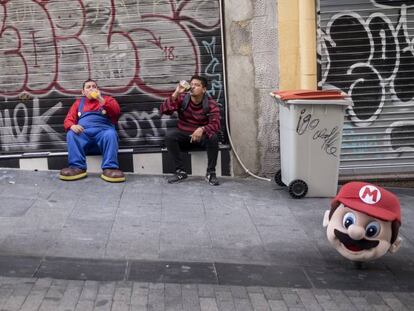 Momento de descanso para Mario y Freddy Krueger, dos de los trabajadores de la Puerta del Sol en la calle de Tetuán.