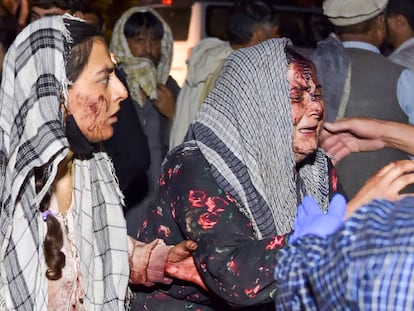 Uma mulher ferida chega ao hospital depois das duas explosões desta quinta-feira perto do aeroporto da capital afegã.