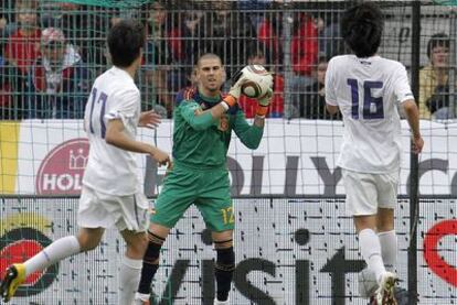 Valdés ataja un balón en presencia de dos jugadores coreanos.