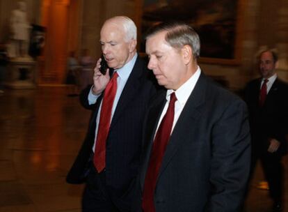 John McCain camina en el Capitolio con el senador Lindsey Graham