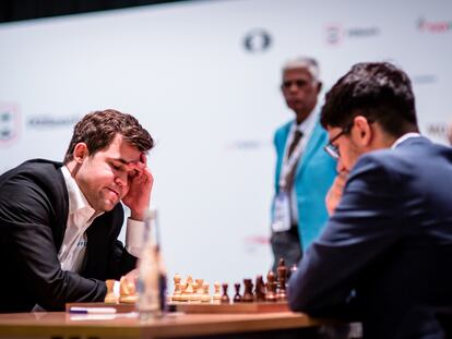 Carlsen (izquierda) y Firouzja, este lunes, durante su partida del Mundial de Rápidas en Varsovia (Polonia)