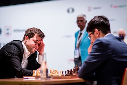 Carlsen (izquierda) y Firouzja, este lunes, durante su partida del Mundial de Rápidas en Varsovia (Polonia)