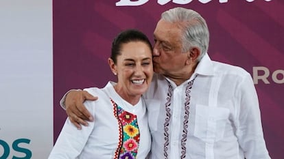 Claudia Sheinbaum y Andrés Manuel López Obrador en El Rosario, Sinaloa, el 25 de agosto 2024. 