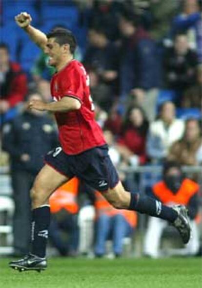 Aloisi celebra uno de los goles de Osasuna al Madrid.