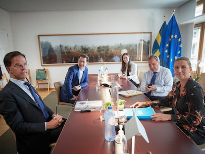 El primer ministro holandés, Mark Rutte; el canciller austriaco, Sebastian Kurz, la primera ministra finlandesa, Sanna Marin; la primera ministra danesa, Mette Frederiksen, y el primer ministro sueco, Stefan Loefven.
(C) EUROPEAN COUNCIL / MARIO SAL
19/07/2020