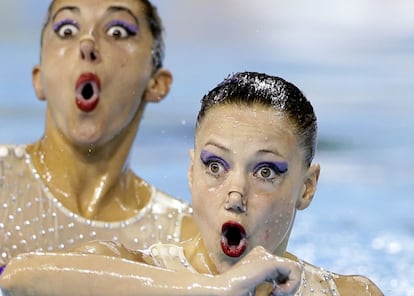 Dos nadadoras del equipo de nataci&oacute;n sincronizada de Argentina durante su participaci&oacute;n en los Juegos Panamericanos de Toronto, Canad&aacute;. 