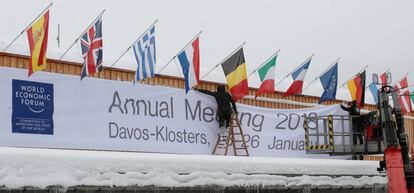 Trabajadores colocan la pasada semana una pancarta frente al centro de congresos donde se celebra el foro de Davos.