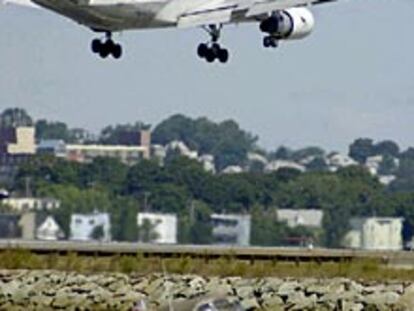 Un avión de la compañía estadounidense Delta aterriza en el aeropuerto de Boston.