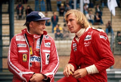 Niki Lauda junto a James Hunt durante el Grand Prix de Bélgica, el 5 de junio de 1977, en Zolder (Bélgica). Un año antes, Lauda había sufrido un accidente durante una carrera que le causó quemaduras severas en todo el cuerpo.