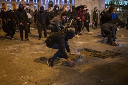 Manifestantes levantan adoquines de la Puerta del Sol de Madrid.