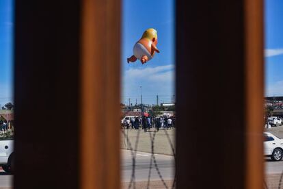 El viernes, manifestantes elevaron un globo de 'baby trump' en Calexico