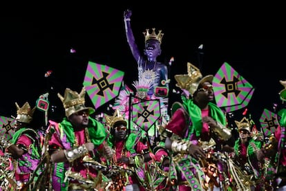 Artistas de la escuela de samba Mangueira bailan durante las celebraciones del Carnaval en el Sambódromo de Río de Janeiro, el lunes 3 de marzo de 2025.