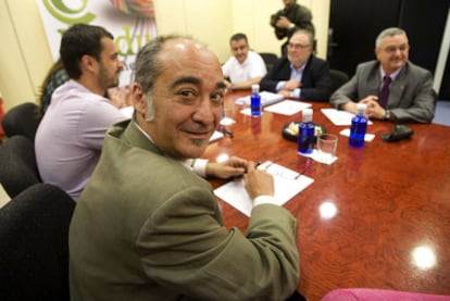 Martín Garitano, en primer término, durante la reunión de Bildu con los socialistas.