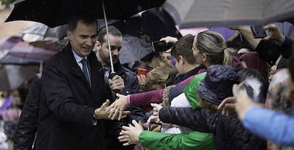 El Rey saluda a vecinos de la población sevillana de La Rinconada.