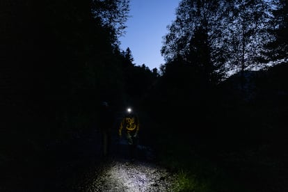 Descenso desde el punto de avistamiento mientras va cayendo la noche.