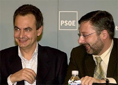 José Luis Rodríguez Zapatero (izquierda) y José Blanco, en la reunión de secretarios provinciales del PSOE.