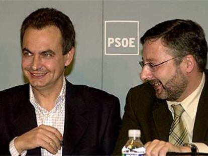 José Luis Rodríguez Zapatero (izquierda) y José Blanco, en la reunión de secretarios provinciales del PSOE.