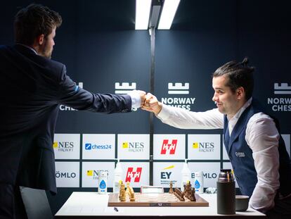 Ian Niepómniachi, sentado, saluda a Magnus Carlsen al inicio de su partida en el torneo Norway Chess de Stavanger (Noruega) en septiembre