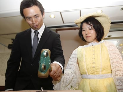 Tomoharu y, a la derecha, Miki Saito aplastan su alianza en la fiesta de su divorcio tras 13 a&ntilde;os de matrimonio.