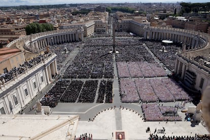 Vista general del funeral por el papa Francisco en la plaza de San Pedro del Vaticano. 