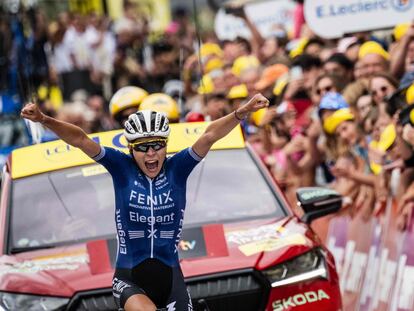 Yara Kastelijn tras cruzar la recta final de la cuarta etapa del Tour de Francia femenino.