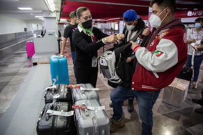 Pasajeros documentan equipaje en el Aeropuerto Internacional de Toluca en el Estado de México