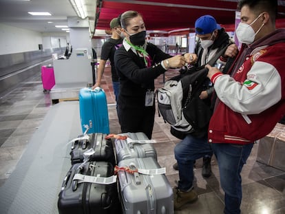 Pasajeros documentan equipaje en el Aeropuerto Internacional de Toluca en el Estado de México