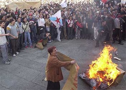 <B>OURENSE</B>. En la ciudad gallega, la concentración ha tenido lugar en la Plaza del Ayuntamiento y ha reunido a miles de personas. Durante el acto de protesta, una manifestante ha quemado un tanque de cartón.