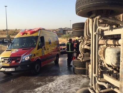 Rescatado un camionero que volcó en una salida de la M-50 en Valdemingómez