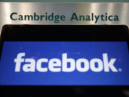 Una computadora portátil muestra el logo de Facebook en la puerta de la oficina de Cambridge Analytica en Londres.