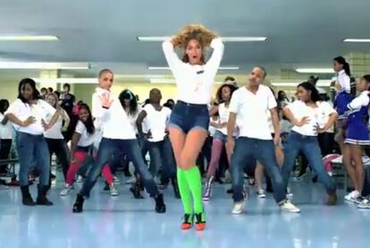 Un fotograma del vídeo de <i>Move your body</i> que Beyoncé ha grabado en un comedor infantil.