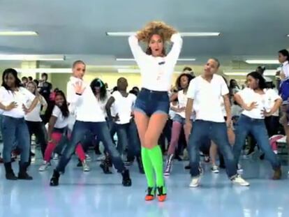 Un fotograma del vídeo de <i>Move your body</i> que Beyoncé ha grabado en un comedor infantil.